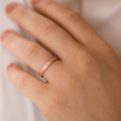 Netradiční zlaté snubní prsteny s diamanty Alexis