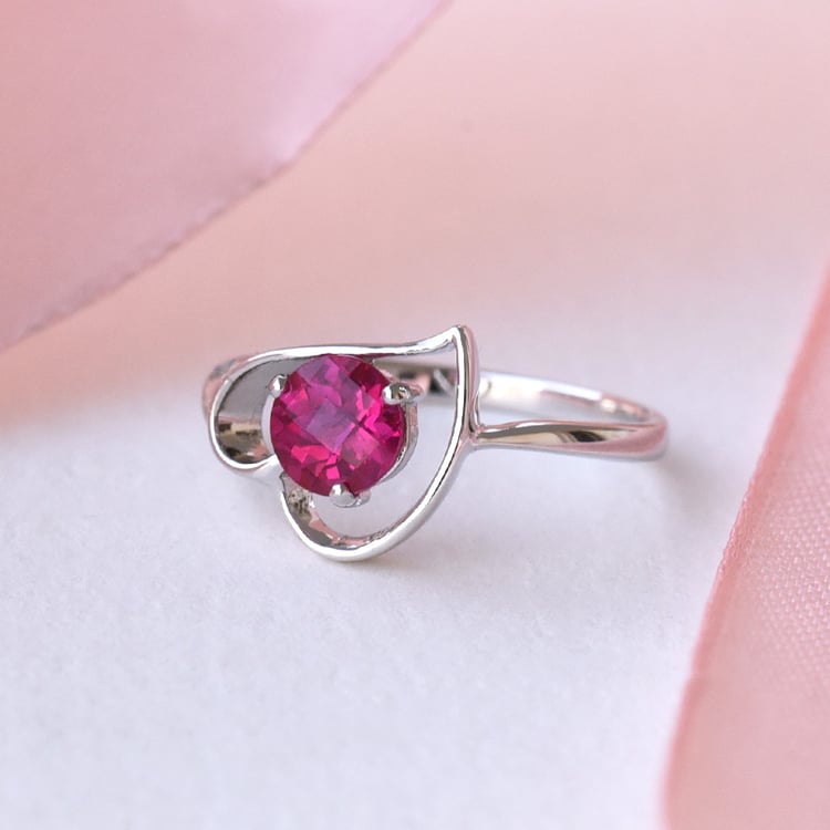 Stříbrný romantický prsten s rubínem ve tvaru srdce 78421
