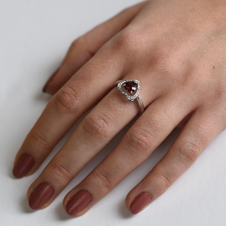 Granátové srdce ve zlatém prstenu s diamanty 51368