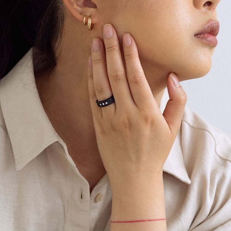 Plochý karbonový snubní prsten se zkosenými hranami se zirkony Minnith 165590