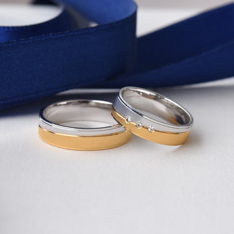 Snubní prsteny ze zlata se třemi diamanty 75979