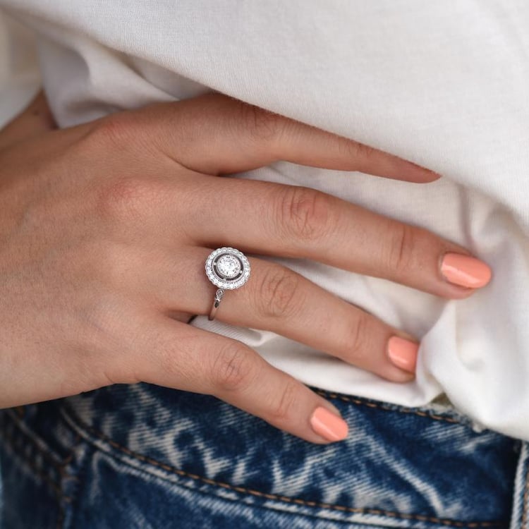 Zlatý zásnubní prsten s moissanitem v halo stylu 47844