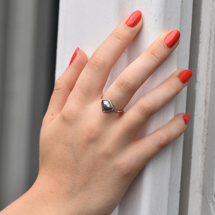 Zlatý prsten se salt´n´pepper diamantem Socorro 44222