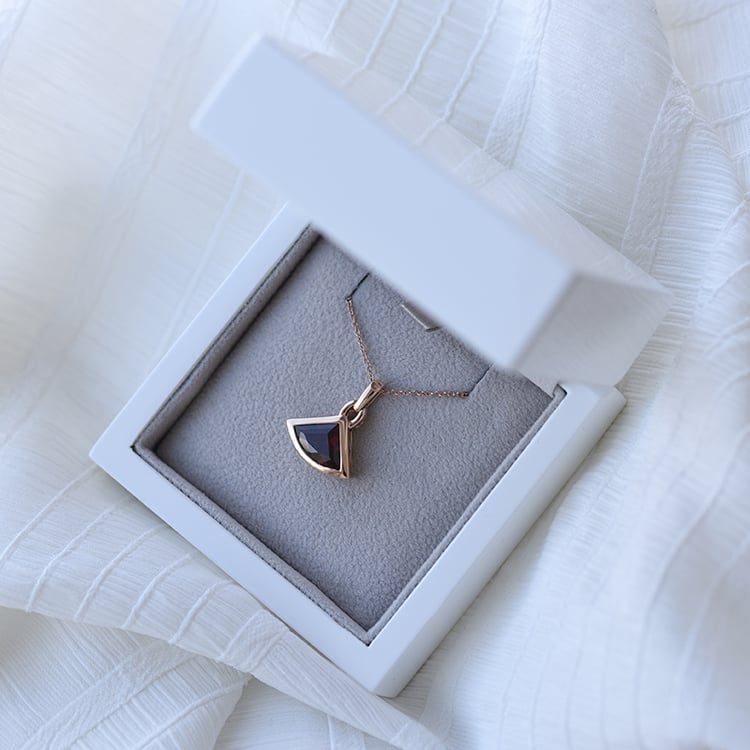 Granátový přívěsek 61467