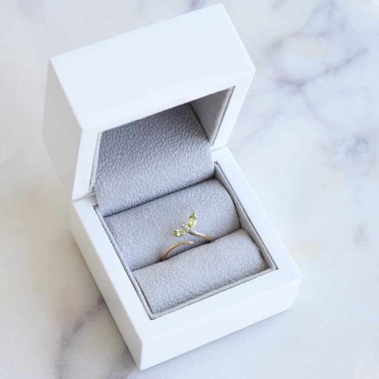 Jemný prsten se zelenými ametysty 86781