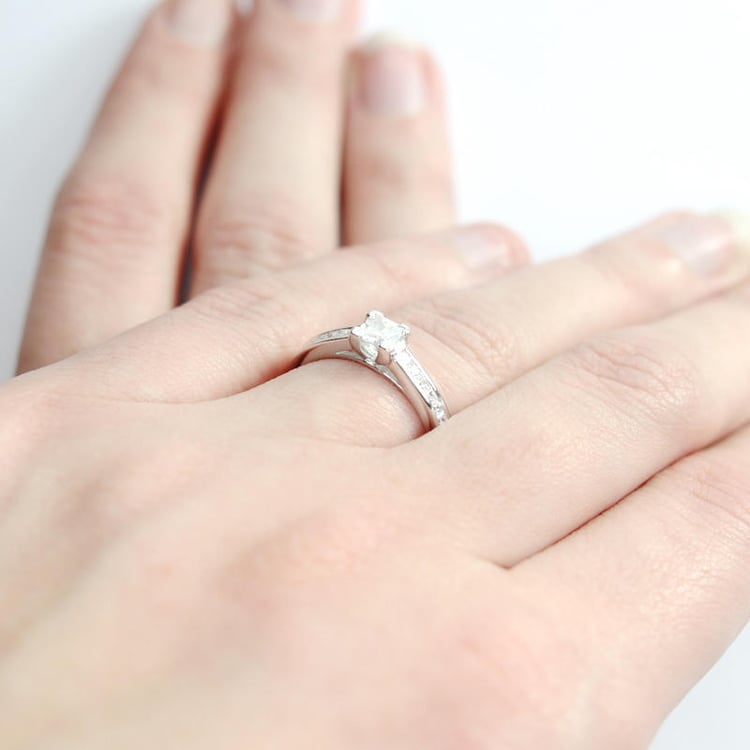 Zlatý prsten s diamanty na ruke Jihe 5197