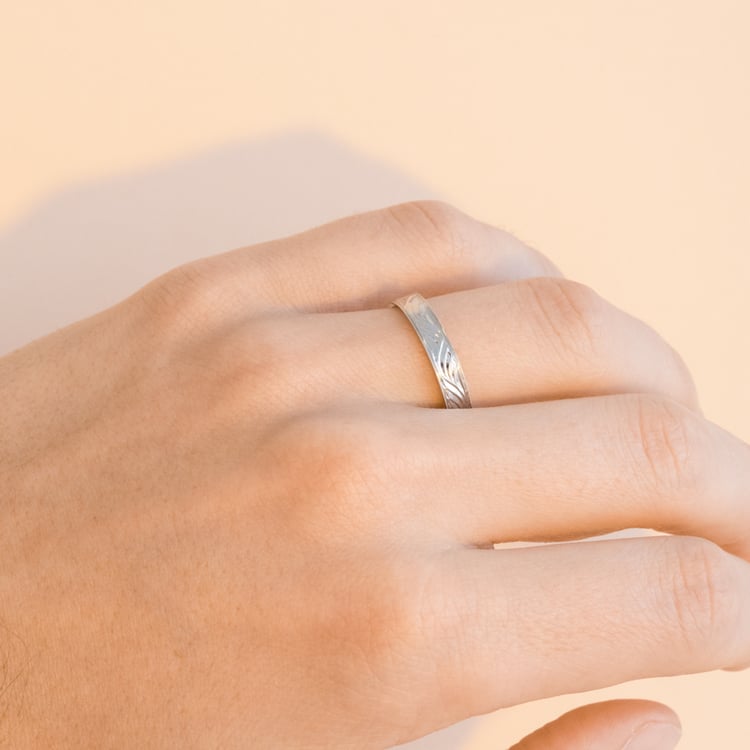 Zlaté snubní prsteny s gravírem a diamanty Davis 100963