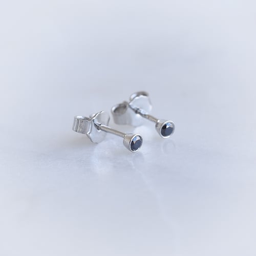 Stříbrné minimalistické bezel náušnice s černými diamanty Tofine