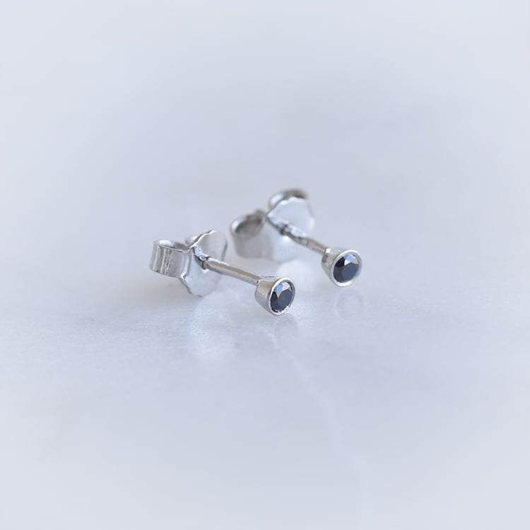 Stříbrné minimalistické bezel náušnice s černými diamanty Tofine 102903