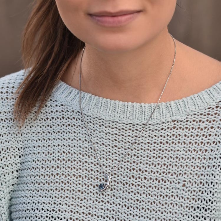 Stříbrný přívěsek s modrým topasem 2265