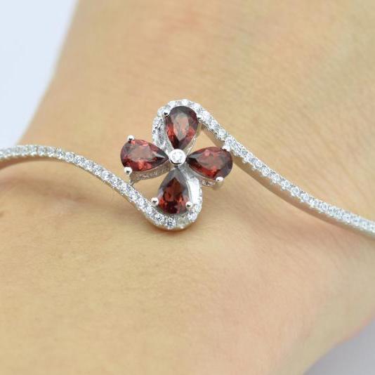 Granáty ve stříbrném náramku 14603