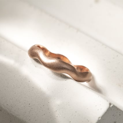 Matný vlnitý pánský prsten z růžového zlata Keller