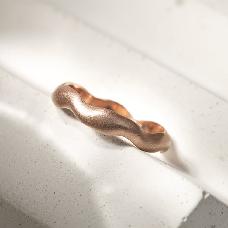 Matný vlnitý pánský prsten z růžového zlata Keller 129616