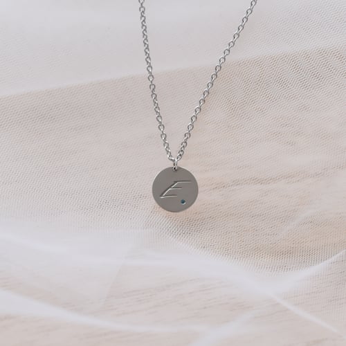 Stříbrný přívěsek s modrým diamantem a gravírem písmene Sager