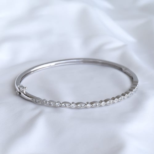 Stříbrný náramek s blyštivými lab-grown diamanty Arissa