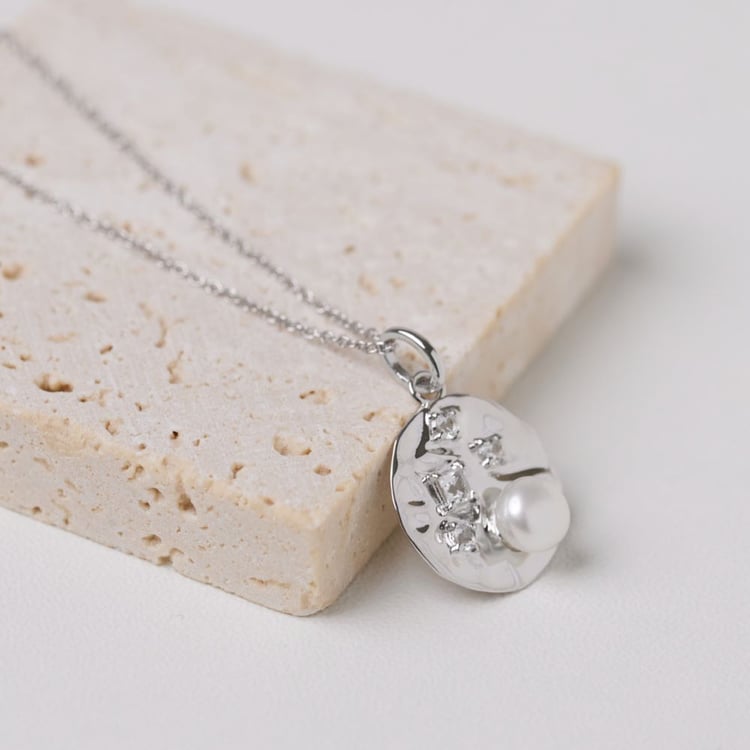 Stříbrný perlový přívěsek s bílými topazy 164033