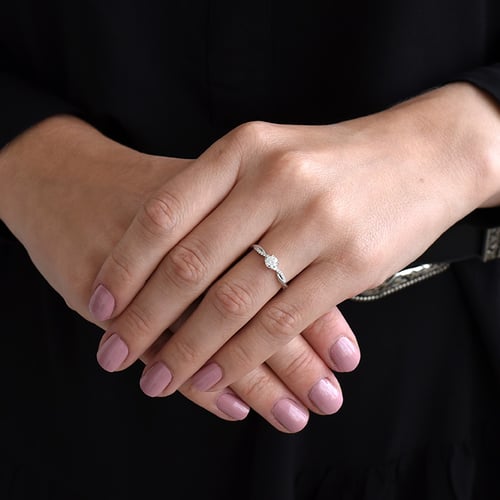 Zásnubní proplétaný prsten s postranními diamanty Aliye