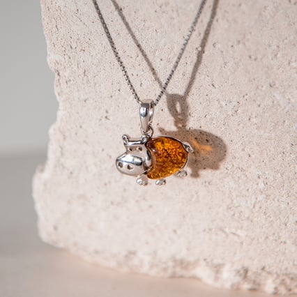 Jantarový hroch ve stříbrném přívěsku Hippo