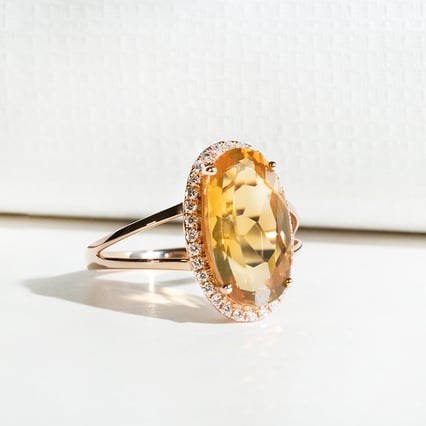 Půvabný zlatý prsten s 5ct citrínem a diamanty Aiofe