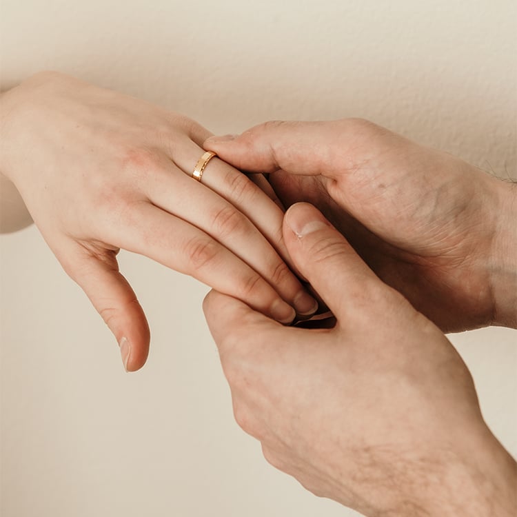 Zlaté snubní prsteny se zdobenými okraji Rahim 120126