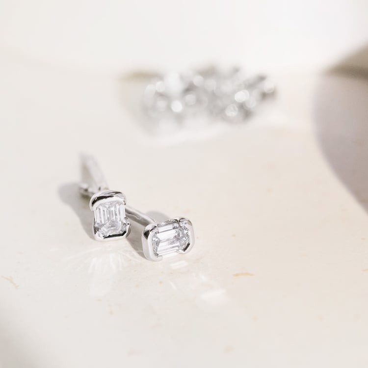 Minimalistické zlaté náušnice s lab-grown emeraldem Agata 161382