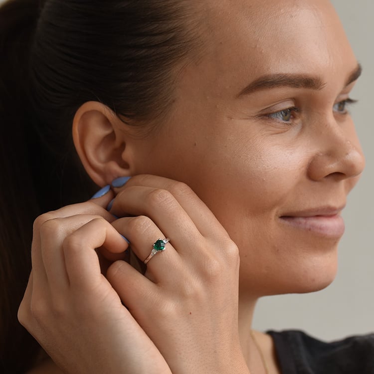 Smaragdové srdce v zlatém prstenu s diamanty 64188