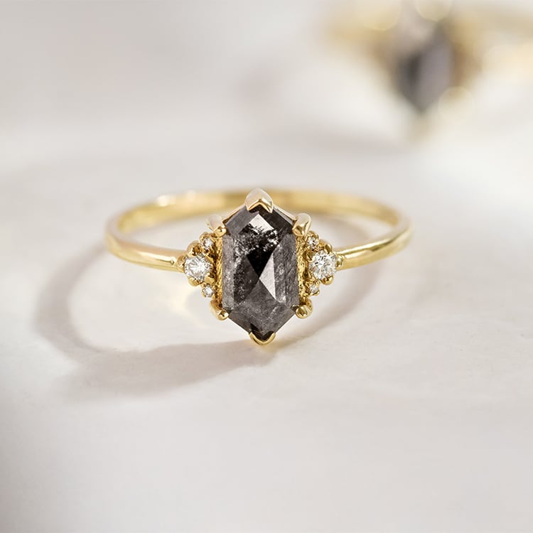 Zásnubní prsten s hexagon salt and pepper diamantem Lanre 152981