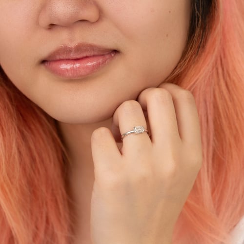 Zásnubní prsten s half-bezel emerald diamantem Pompeia