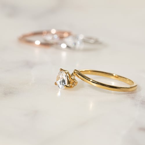 Atypický zásnubní prsten s pear diamantem Hazel