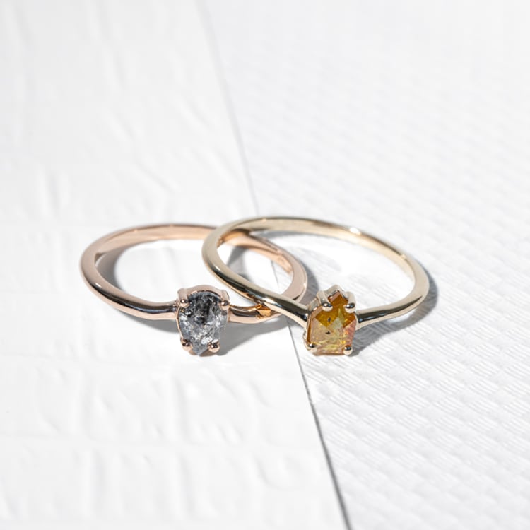 Zásnubní prsten s pear salt and pepper diamantem Roisin 125631