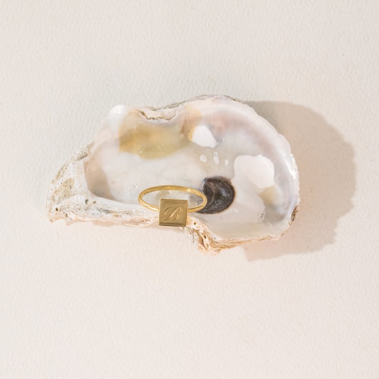 Čtvercový prsten s gravírem písmene Leal 101095