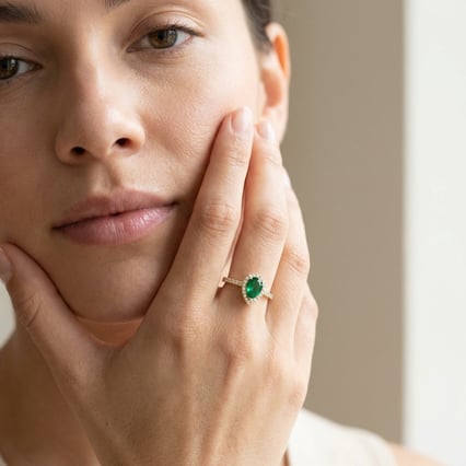 Rozvodový halo prsten s pear lab-grown smaragdem a diamanty Peter