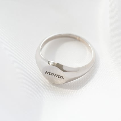 Stříbrný pečetní prsten s gravírem Mama