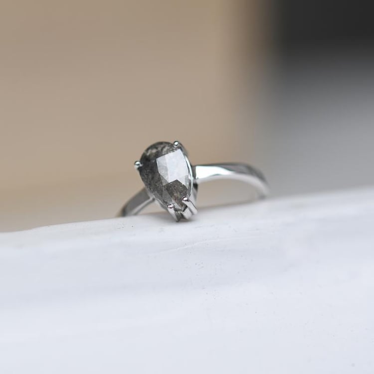 Zlatý prsten s pear diamantem 48685