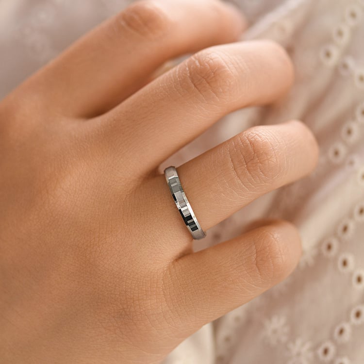 Zlaté snubní prsteny se zkosenými hranami a netradičním povrchem Roel 156802