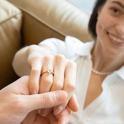 Zásnubní prsten s moissanitem a postranními diamanty Ulani