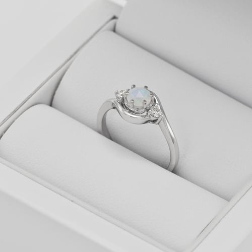 Zlatý zásnubní prsten s fazetovaným opálem a diamanty Eleie