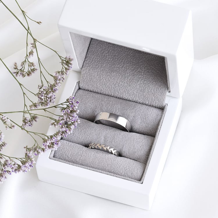 Zlatý dámský prsten ve tvaru lístečků a pánský komfortní prsten 79796