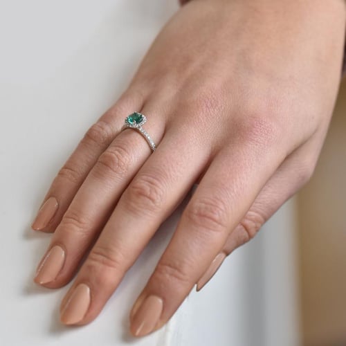 Smaragdový halo zásnubní prsten s diamanty Toppy