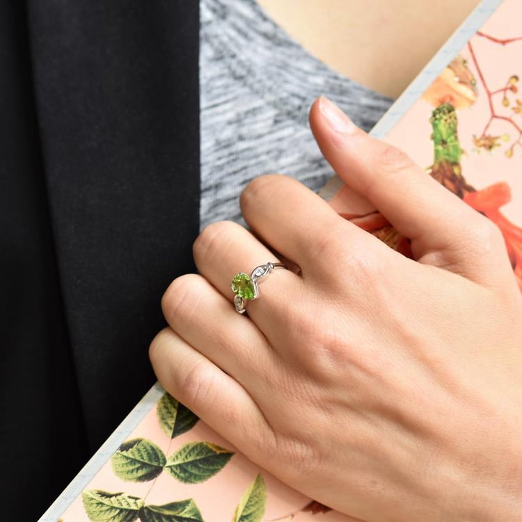 Stříbrný prsten s olivínem 23292