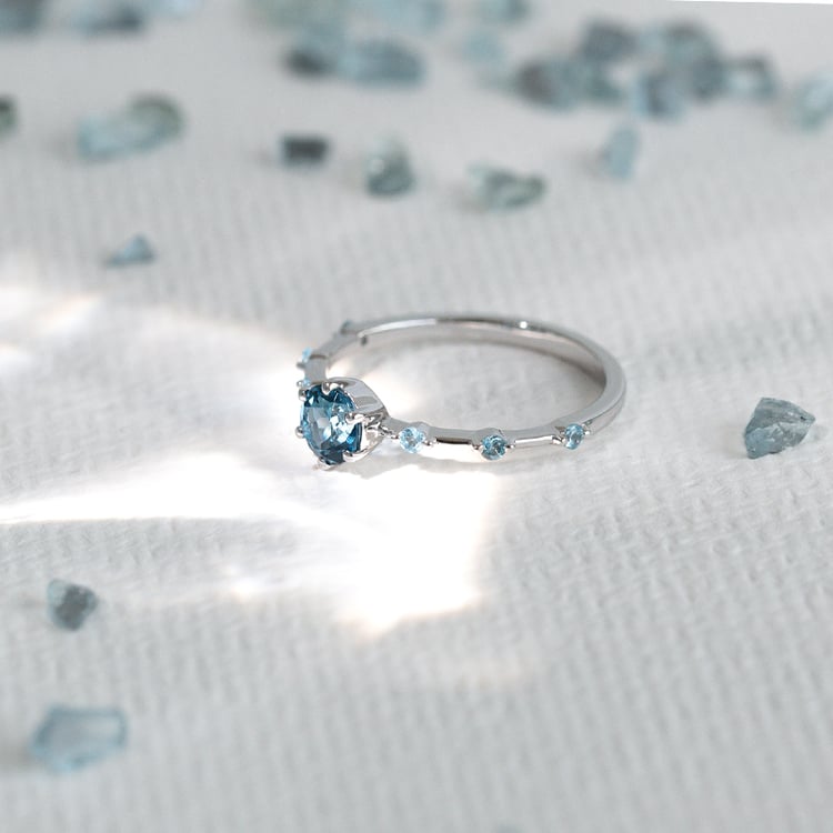 Prsten s londýnským topazem a postranními švýcarskými topazy Imelda 125256