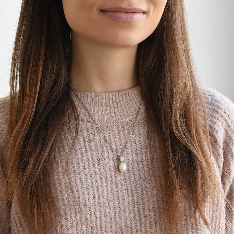 Stříbrný přívěsek s perlou 78129