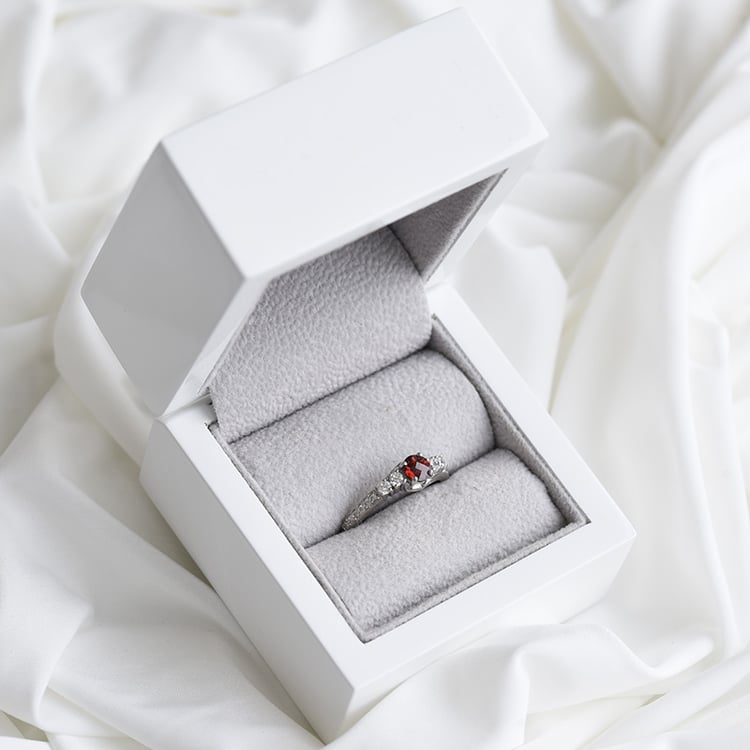 Romantický stříbrný prsten s granátem a zirkony 84707