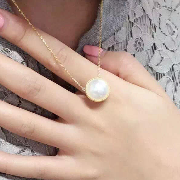 Bílá perla v zlatém náhrdelníku 10322