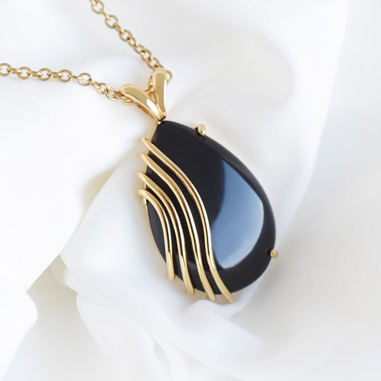 Pozlacený přívěsek s onyxem 90913