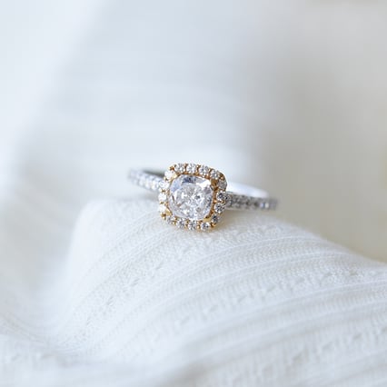 Zlatý zásnubní prsten v halo stylu s cushion moissanitem Carmelo