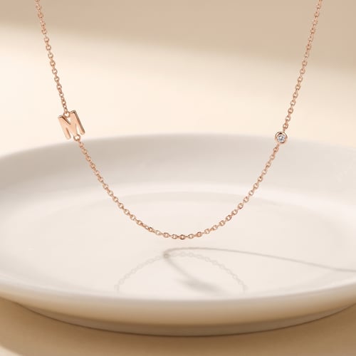 Stříbrný náhrdelník s písmenkem M a lab-grown diamantem Lina