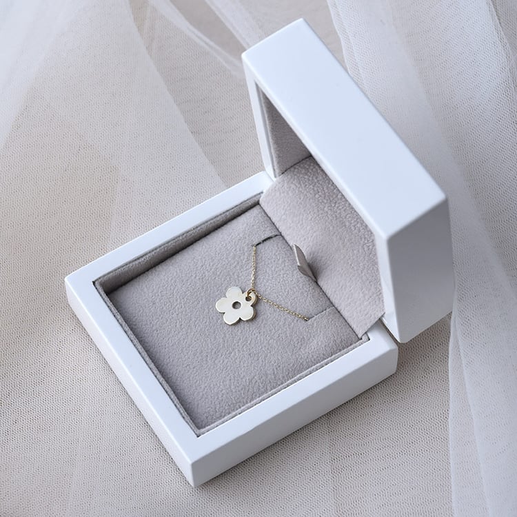 Zlatý náhrdelník s příveskem ve tvaru květiny 67719