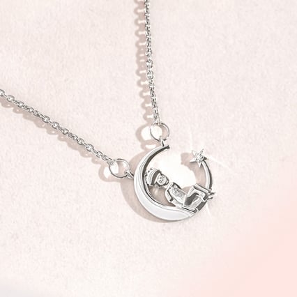 Stříbrný náhrdelník ve tvaru měsíčku s diamantem Malý princ