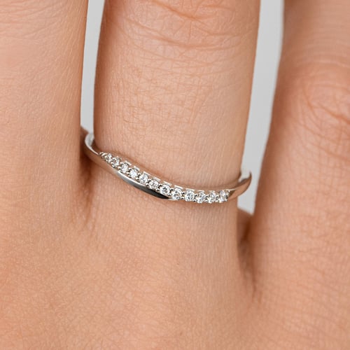 Atypicky zvlněný zlatý prsten s diamanty Vide